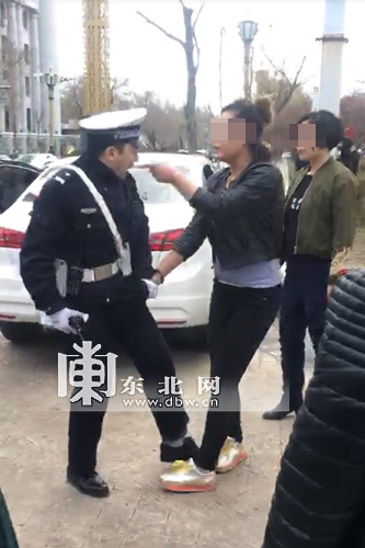 交警打架事件背后的反思与热议